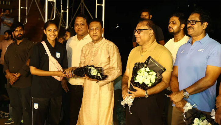 গভীর রাতে ঋতুপর্ণাদের ফুলের তোড়া দিতে ২০ লাখ টাকা খরচ